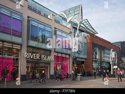 Menschen einkaufen Shopper am Briggate Eingang zu Trinity Leeds Shopping Centre Leeds West Yorkshire England Großbritannien GB Groß Großbritannien Stockfoto