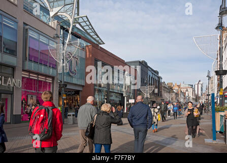 Menschen einkaufen Shopper am Briggate Eingang zu Trinity Leeds Shopping Zentrum im Winter Leeds West Yorkshire England Vereinigtes Königreich Großbritannien Stockfoto