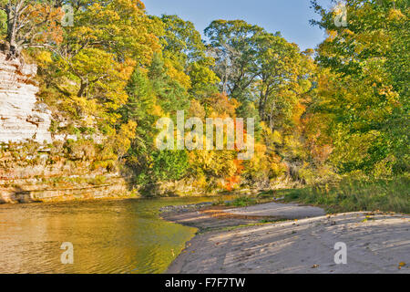 RIVER FINDHORN MORAY SCHOTTLAND GOLDEN RIVER MIT HERBSTLICHEN BÄUMEN UND SAND BANK Stockfoto