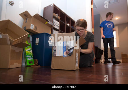 Freiwillige helfen Auspacken und Büro der Texaner für Bernie Sanders in Vorbereitung der Eröffnung des Büros zu organisieren Stockfoto