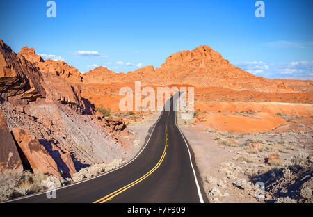 Wicklung Wüste Autobahn, Abenteuer Reisen Konzept, Valley of Fire State Park, Nevada, USA. Stockfoto