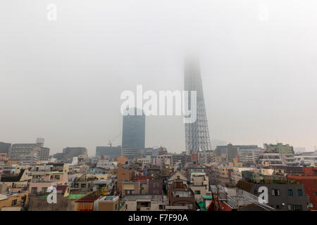 Skytree Turm eingehüllt in Nebel in Tokio, Japan Stockfoto