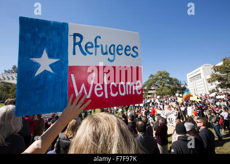 Gruppe sammelte sich in Austin, Texas Gouverneur Abbott Entscheidung nicht zuzulassen, syrische Flüchtlinge in den Zustand zu protestieren Stockfoto