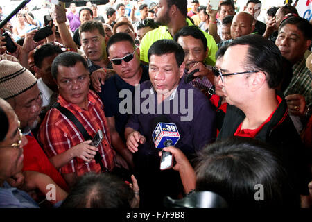 Philippinen. 30. November 2015. Bürgermeister Duterte beantwortet Hinterhalt Interviews, wie er seinen Weg in der Hotel-Lobby macht. Davao Bürgermeister Rodrigo Duterte gemacht formell seine Proklamation an im Century Park Sheraton Hotel in Malate, Manila in nationalen Wahlen nächstes Jahr für das Präsidentenamt. Ein staunch Verfechter der Todesstrafe, Bürgermeister Duterte ist auch bekannt und haben .admitted vor den Medien, um persönlich bekannte Straftäter in Davao getötet haben. Stadt, hat zwei Frauen und zwei Freundinnen und haben vor kurzem den Papst für ...was ihn Unannehmlichkeiten während auf einen Stau während Pop fest verflucht Stockfoto