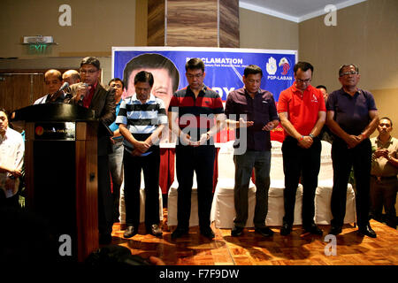 Philippinen. 30. November 2015. Bürgermeister Duterte (Mitte) und sein Running Mate für die Vice presidential positionieren Senator Allan Peter Cayetano (rotes Hemd) Bogen Thir Köpfe, wie sie ihre Botschaft mit einem Gebet beginnen. Davao Bürgermeister Rodrigo Duterte gemacht formell seine Proklamation an im Century Park Sheraton Hotel in Malate, Manila in nationalen Wahlen nächstes Jahr für das Präsidentenamt. Ein staunch Verfechter der Todesstrafe, Bürgermeister Duterte ist auch bekannt und haben .admitted vor den Medien, um persönlich bekannte Straftäter in Davao getötet haben. Stadt, hat zwei Frauen und zwei Freundinnen und hav Stockfoto