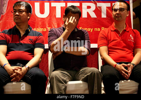 Philippinen. 30. November 2015. Bürgermeister Duterte bedeckt sein Gesicht während vor seiner Verkündigung Rede als Senator Allan Peter Cayetano (rechts), seine Kandidaten für die Vizepräsidentschaft, eingeführt und Senator Coco Pimentel blickt auf. Davao Bürgermeister Rodrigo Duterte gemacht formell seine Proklamation an im Century Park Sheraton Hotel in Malate, Manila in nationalen Wahlen nächstes Jahr für das Präsidentenamt. Ein staunch Verfechter der Todesstrafe, Bürgermeister Duterte ist auch bekannt und haben .admitted vor den Medien, um persönlich bekannte Straftäter in Davao getötet haben. Stadt, hat zwei Frauen und zwei Freundinnen und haben wieder Stockfoto