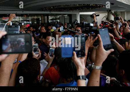 Philippinen. 30. November 2015. Bürgermeister Duterte wird von den Medien und seinen Anhängern außerhalb der Century Park Hotel in Manila überflutet. Davao Bürgermeister Rodrigo Duterte gemacht formell seine Proklamation an im Century Park Sheraton Hotel in Malate, Manila in nationalen Wahlen nächstes Jahr für das Präsidentenamt. Ein staunch Verfechter der Todesstrafe, Bürgermeister Duterte ist auch bekannt und haben .admitted vor den Medien, um persönlich bekannte Straftäter in Davao getötet haben. Stadt, verfügt über zwei Frauen und zwei Freundinnen und haben vor kurzem den Papst für ...was ihn Unannehmlichkeiten während auf einem Verkehr fest verflucht Stockfoto