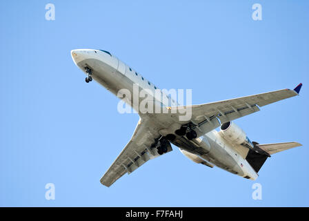 Verkehrsflugzeug am endgültigen Landeanflug Stockfoto