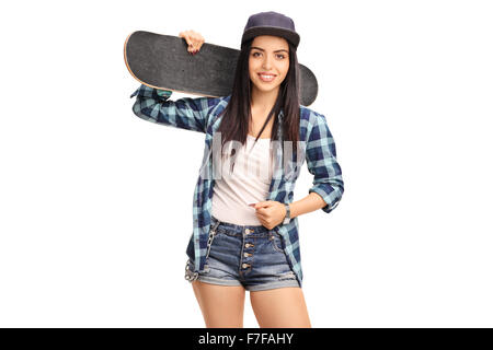 Hipster Mädchen in blau kariertes Hemd holding eine Skateboard und schaut in die Kamera, die isoliert auf weißem Hintergrund Stockfoto
