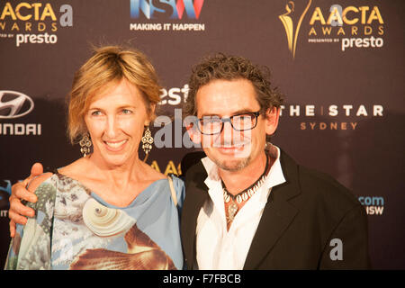 Sydney, Australien. 30. November 2015. David White und Erica Silbersher auf dem roten Teppich vor dem 5. AACTA Industry Awards Dinner in Sydney. Bildnachweis: model10/Alamy Live-Nachrichten Stockfoto