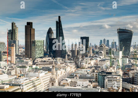 Der Blick von st.Paul Kathedrale nach Osten in Richtung der Stadt London. einschließlich einer klaren Sicht der großen Londoner Sehenswürdigkeiten. Stockfoto