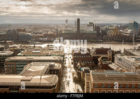 Der Blick von st.Paul Kathedrale mit Blick auf London über die Themse und London Sehenswürdigkeiten auf ein klares Wetter Tag. Stockfoto