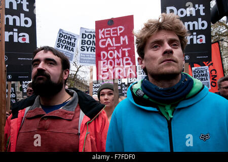 Nicht Angriff Syrien Anti-Kriegs-Protest und März außerhalb Londons Downing Street durch den Krieg stoppen 28. November 2015 Stockfoto