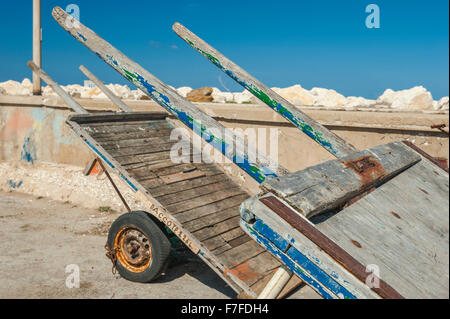 Marktkarre, Ansicht eines Paares alter Holzkarren, die im Fischmarktgebiet des Hafens von Trapani Sizilien verwendet werden. Stockfoto