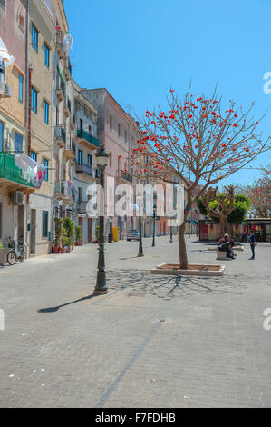 Sizilien Farbe, farbenfrohes Apartment Gebäude entlang der Kaimauer im Hafen von Trapani, Sizilien. Stockfoto