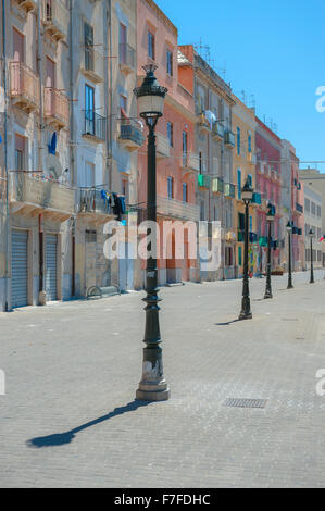 Siziliens Architektur, Blick im Sommer auf pastellfarbene Gebäude entlang der Uferpromenade im Hafengebiet von Trapani, Sizilien. Stockfoto