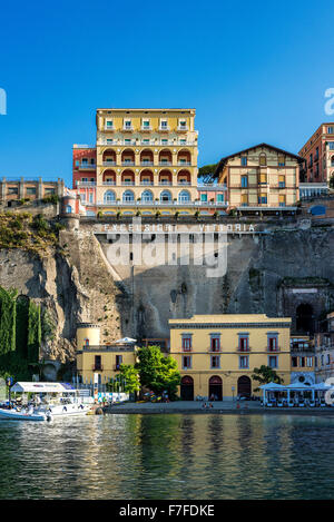 Stadt von Sorrent aus dem Wasser, Neapel, Italien Stockfoto