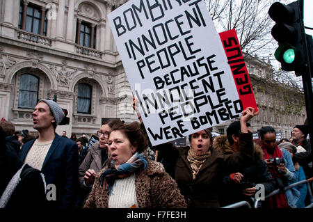 Nicht Angriff Syrien Anti-Kriegs-Protest und März außerhalb Londons Downing Street durch den Krieg stoppen 28. November 2015 Stockfoto