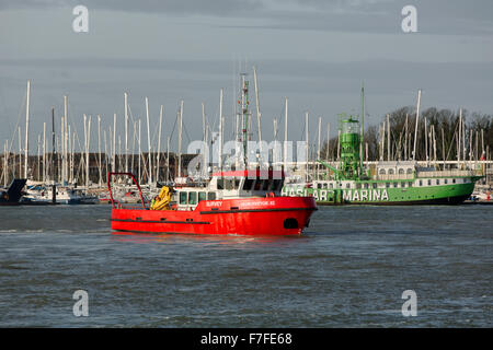 Vermessung-Schiff bei der Arbeit im Hafen von Portsmouth. Haslar Marina Feuerschiff im Hintergrund Stockfoto