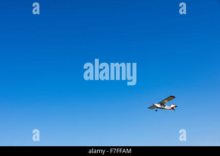 Kleinen einmotorigen Flugzeug im Flug. Stockfoto