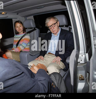 Woody Allen mit Soon-Yi Previn London 30.06.2006 (Kredit Bild © Jack Ludlam) Stockfoto