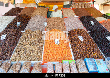 Getrockneten Früchten und Nüssen zum Verkauf in Marrakech, Marokko. Stockfoto