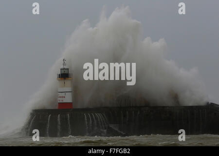 Newhaven, Großbritannien. 30. November 2015. Riesige Wellen gegen die Newhaven Harbour Leuchtturm als starke Winde weiter im Zuge der Sturm Clodagh in Küste von East Sussex, UK Montag, 30. November 2015.  Regionen von Großbritannien fort zu unterwerfen gelbe Wetterwarnungen für böige Winde bis zu 60 km/h. Credit: Luke MacGregor/Alamy Live News Stockfoto