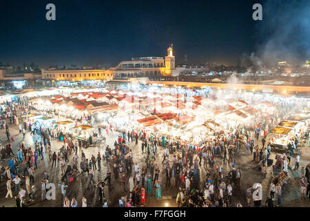 Abenddämmerung Blick auf Essen Ständen und Menschenmassen Platz Jemaa El Fna in Marrakesch, Marokko. Stockfoto