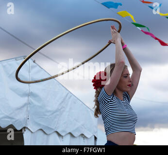 Hübsches junges Mädchen zeigt ihre Fähigkeiten mit der Hula-hoop auf Blackheath Musik Festival 2015. Stockfoto