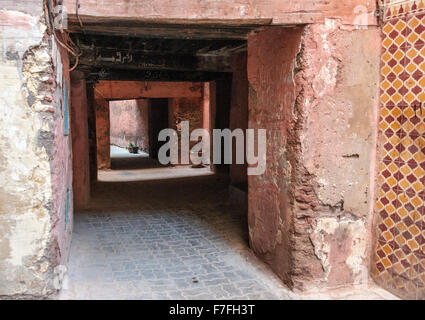 Gassen der alten Stadt Medina in Marrakesch, Marokko. Stockfoto