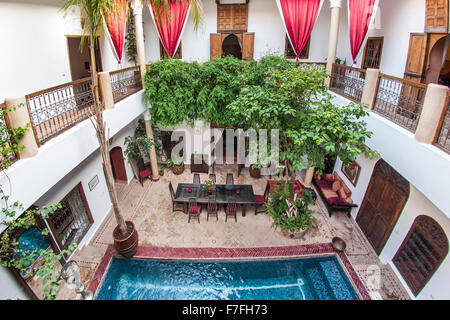 Innenhof und den Pool des Riad El Zohar, Marrakesch, Marokko. Stockfoto