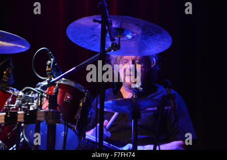 Ted McKenna Band von Freunden auf der Bühne Stockfoto