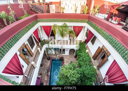 Innenhof und den Pool des Riad El Zohar, Marrakesch, Marokko. Stockfoto