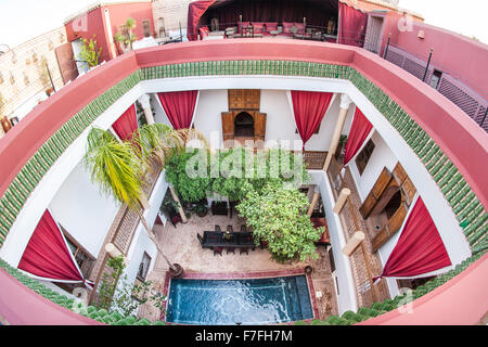 Innenhof und den Pool des Riad El Zohar, Marrakesch, Marokko. Stockfoto