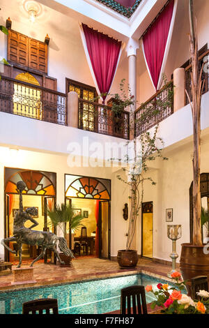 Innenhof und den Pool des Riad El Zohar, Marrakesch, Marokko. Stockfoto