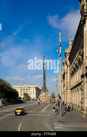 Blick auf das Monument a Colom (Kolumbus-Denkmal) vom Plaça de Les Drassanes Barcelona - Katalonien, Spanien Stockfoto