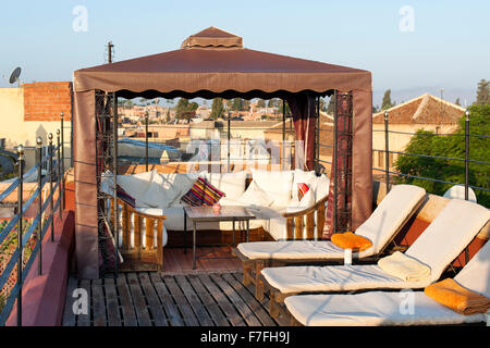 Dachterrasse des Riad El Zohar, Marrakesch, Marokko. Stockfoto