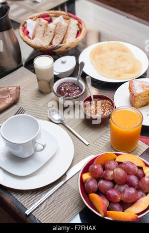 Frühstück wie im Riad El Zohar in Marrakesch, Marokko serviert. Stockfoto