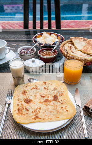 Frühstück im Riad El Zohar in Marrakesch, Marokko. Stockfoto