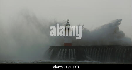 Newhaven, Großbritannien. 30. November 2015. Riesige Wellen gegen die Newhaven Harbour Leuchtturm als starke Winde weiter im Zuge der Sturm Clodagh in Küste von East Sussex, UK Montag, 30. November 2015.  Regionen von Großbritannien fort zu unterwerfen gelbe Wetterwarnungen für böige Winde bis zu 60 km/h. Credit: Luke MacGregor/Alamy Live News Stockfoto