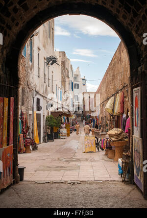 Gasse in der Altstadt Medina in Essaouira, Marokko. Stockfoto