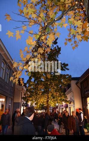 Abend shopping im McArthur Glen DOC, Roermond Niederlande Stockfoto