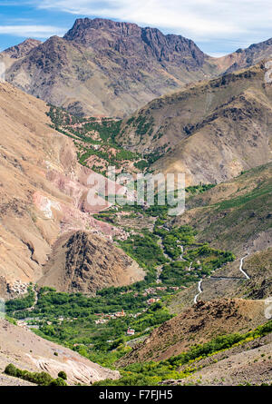 Landschaft, Landschaft und die Dörfer Ait Souka und Imlil im Atlas-Gebirge in der Nähe in Marokko. Stockfoto