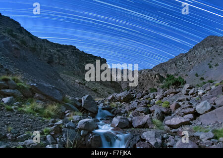 Mondbeschienenen Landschaft und Sternspuren in der Tamsoult Region des Toubkal-Nationalpark im Atlasgebirge in Marokko. Stockfoto