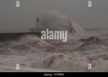 Newhaven, East Sussex, Großbritannien. November 2015. Wilder Wind weht das Meer in Raserei. Es muss fast 70 gustig gewesen sein, als dieses Bild aufgenommen wurde. Stockfoto