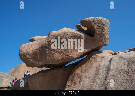 Touristen, die seltsamen Felsformationen entlang der Côte de Granit rose / rosa Granit Küste in Ploumanac'h, Bretagne, Frankreich Stockfoto