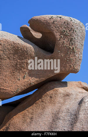 Seltsame Felsformationen durch Wind- und Wassererosion entlang der Côte de Granit rose / rosa Granit Küste, Ploumanac'h, Bretagne Stockfoto