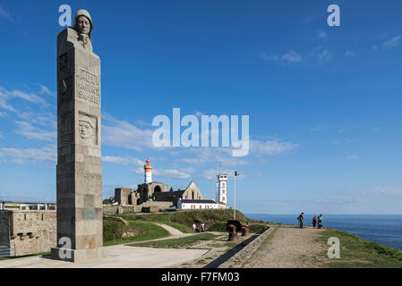 Denkmal zu Ehren der Seeleute, die im ersten Weltkrieg an die Pointe Saint-Mathieu, Finistère, Bretagne, Frankreich gestorben Stockfoto