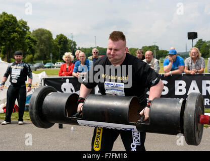 Ein starker Mann beweist seine Stärke beim öffentlichen Leichtathletik Sport. Stockfoto