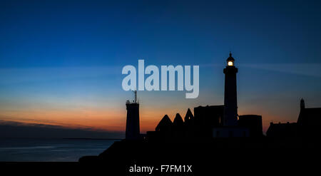 Pointe Saint Mathieu mit seinen Signal Station, Leuchtturm und Abbey Ruinen Silhouette gegen Sonnenuntergang, Finistère, Bretagne, Frankreich Stockfoto